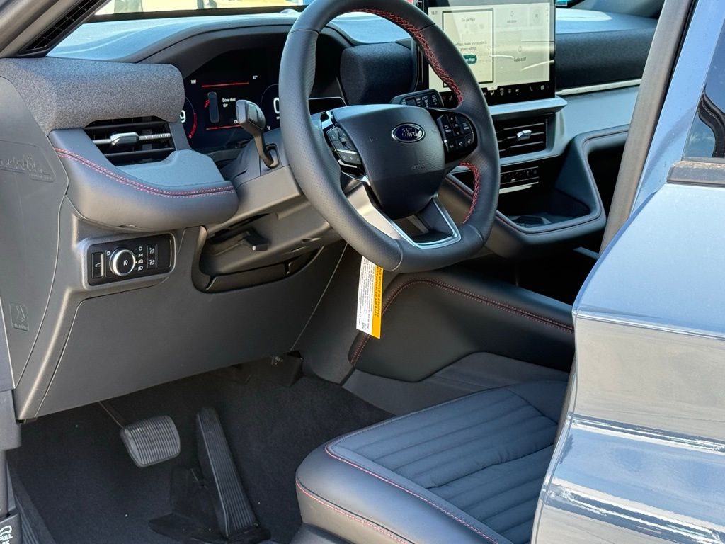 2025 Ford Explorer ST-Line photo 5