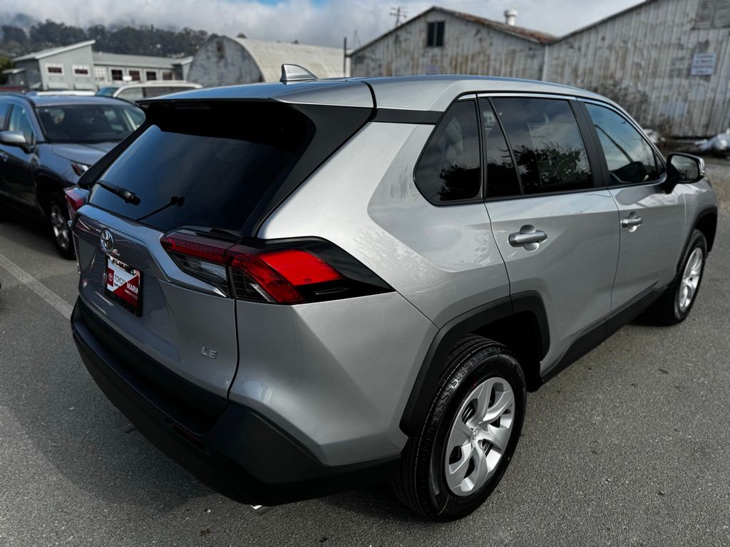 2025 Toyota RAV4 LE photo 4