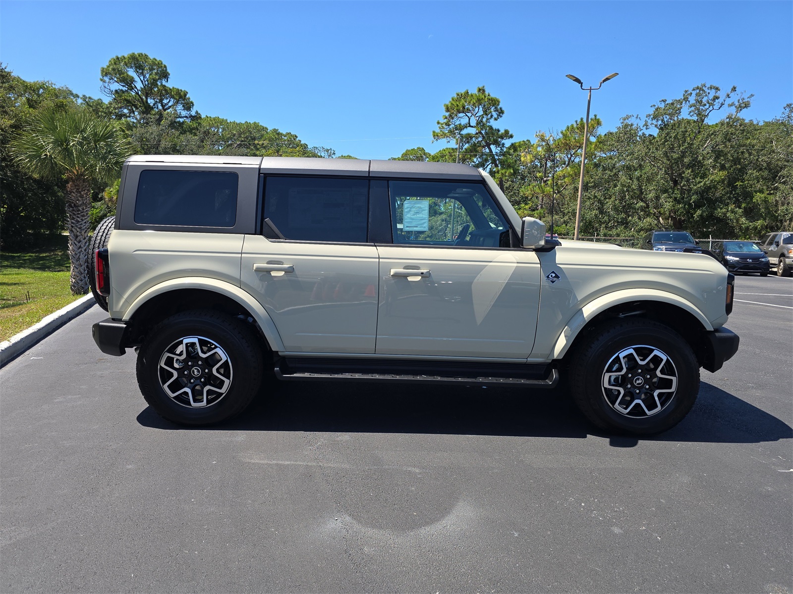 2025 Ford Bronco Outer Banks photo 2