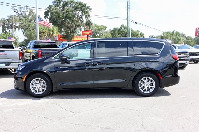 2023 Chrysler Pacifica Touring L photo 4