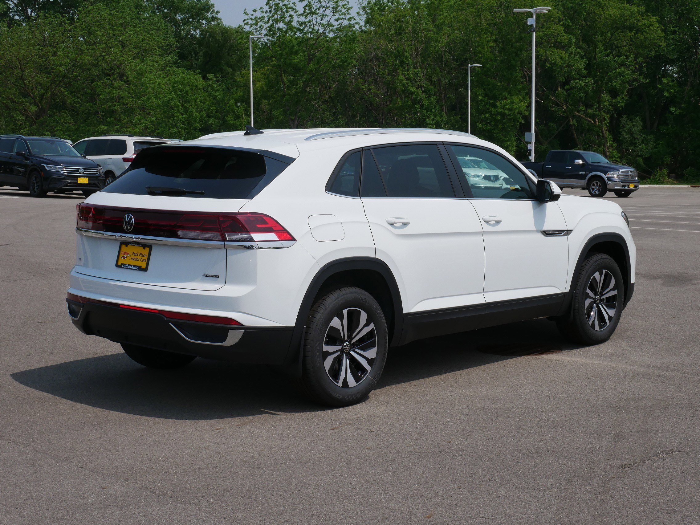 2025 Volkswagen Atlas Cross Sport SE photo 2