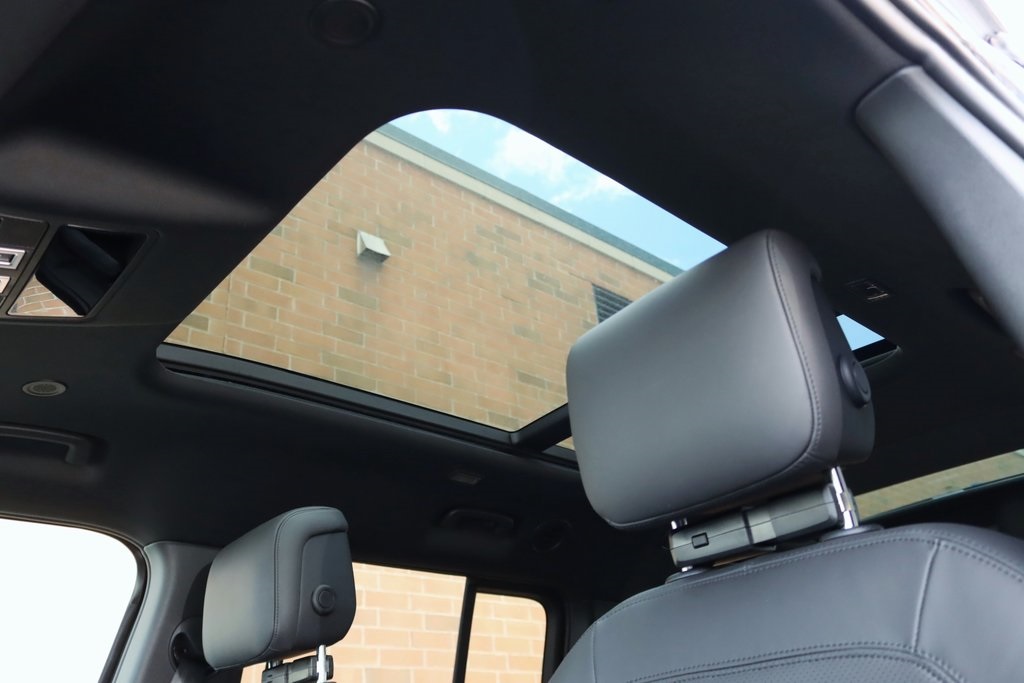 2025 LAND ROVER DEFENDER - Image 15