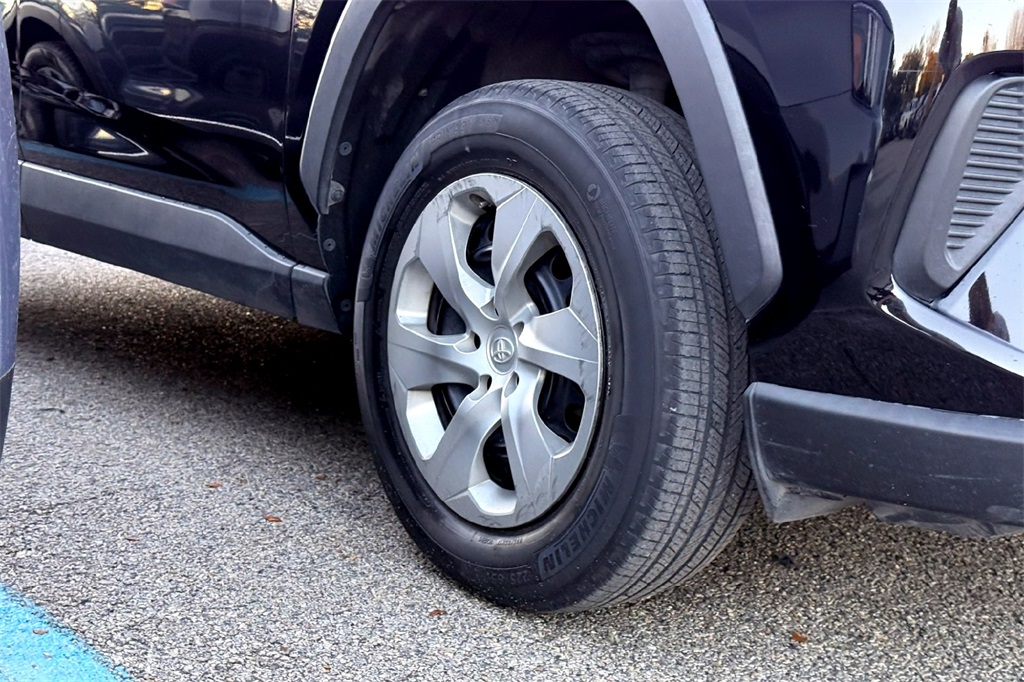 2022 Toyota RAV4 LE photo 2