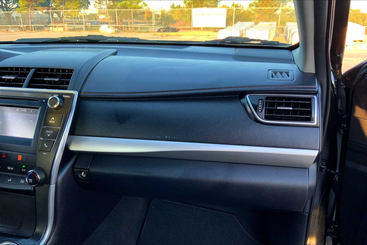2015 Toyota Camry SE photo 17