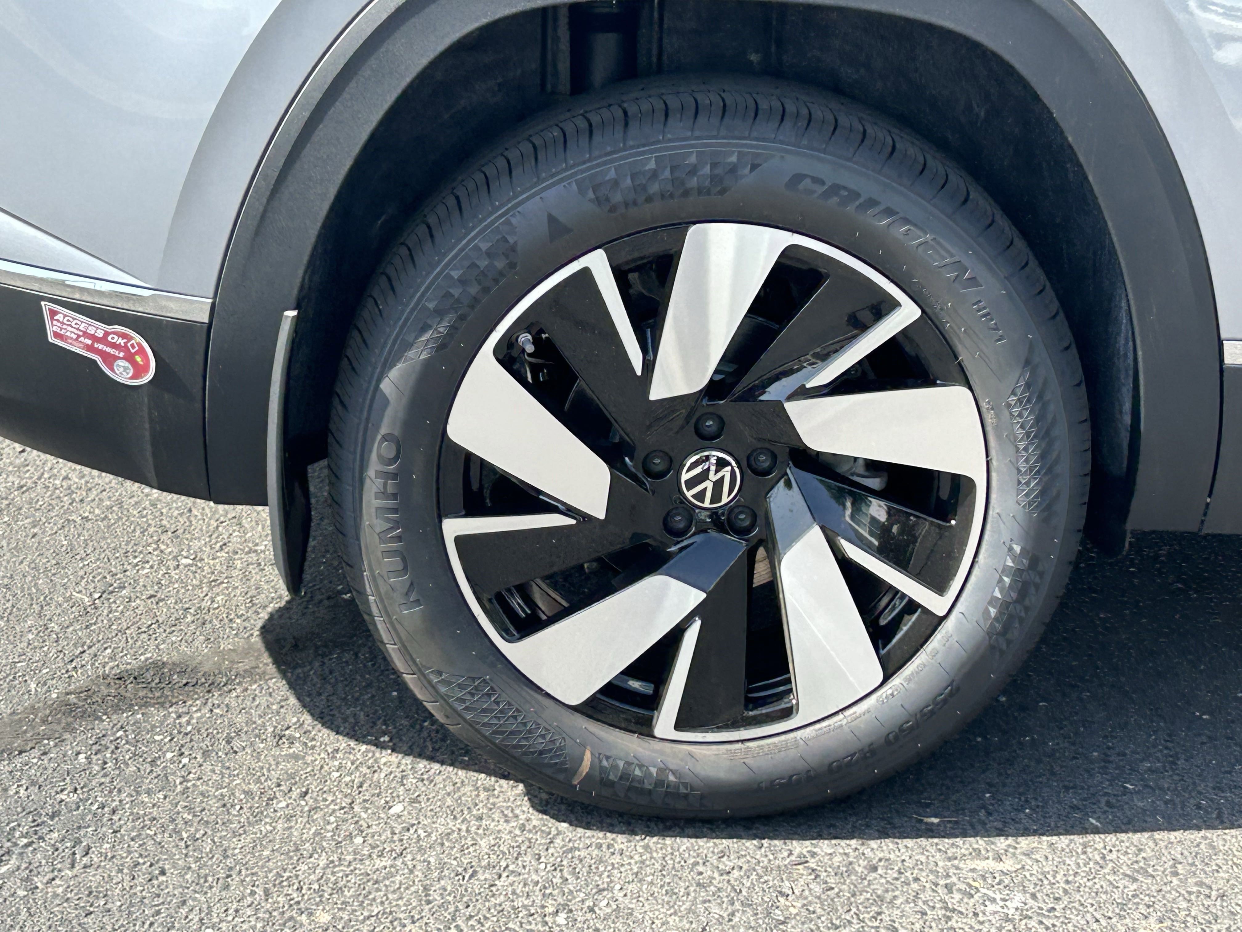 2025 Volkswagen Atlas Cross Sport SEL photo 2