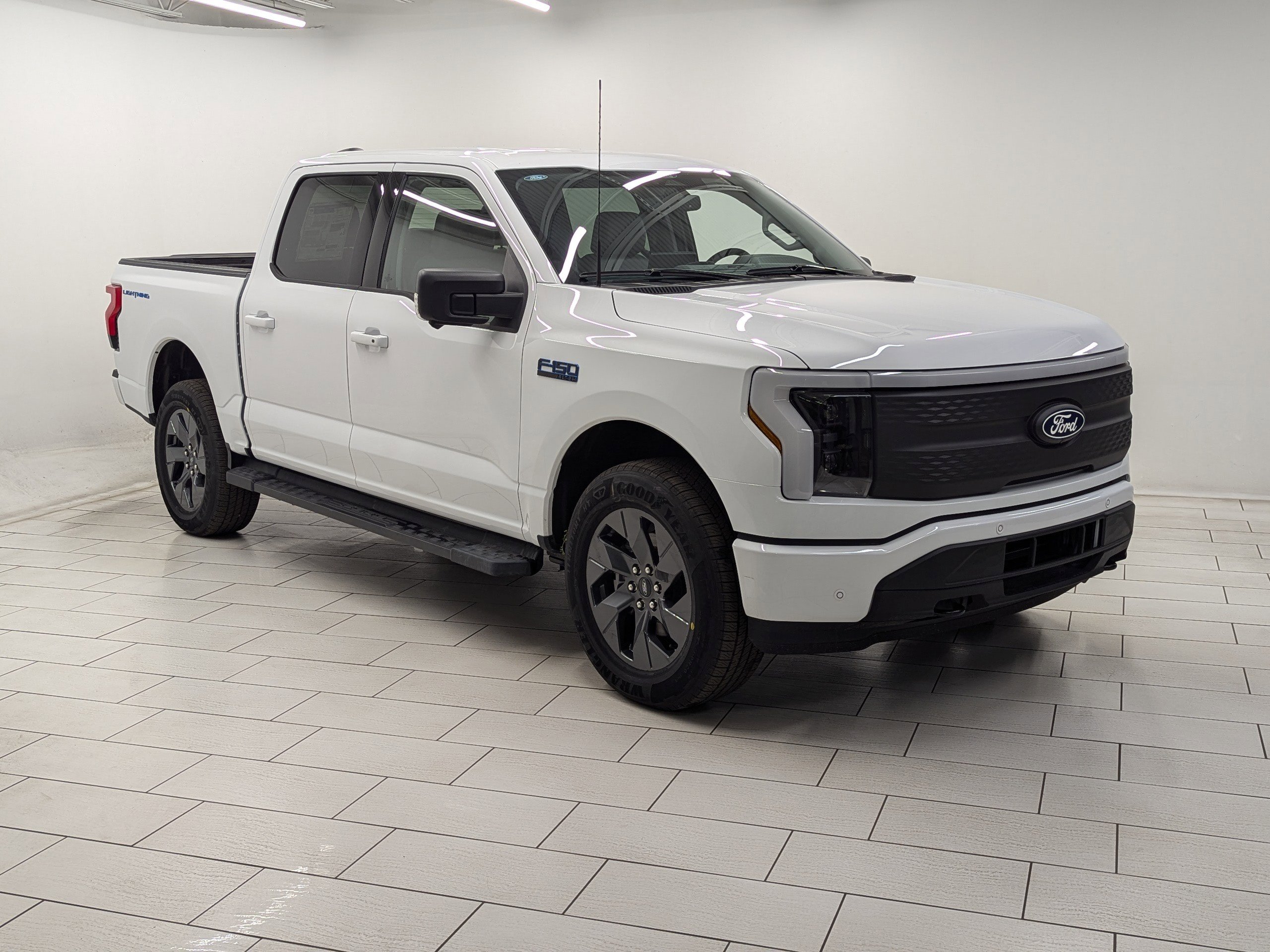 2025 Ford F-150 Lightning photo 2