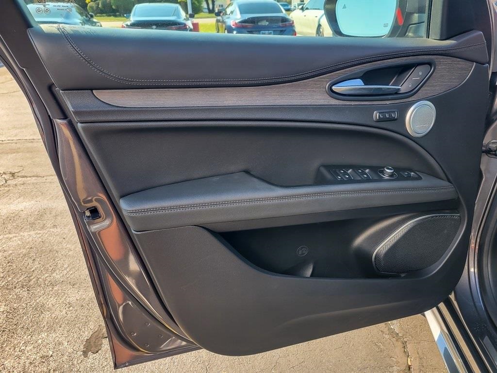 2023 Alfa Romeo Stelvio Ti photo 18
