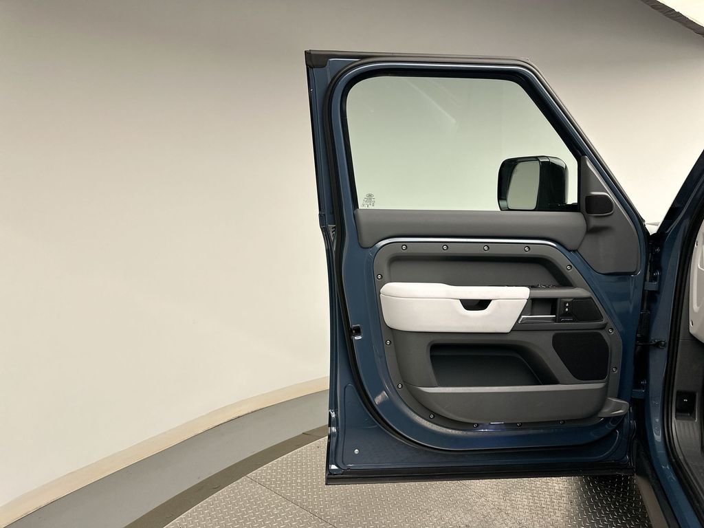 2026 Land Rover Defender 110 photo 8