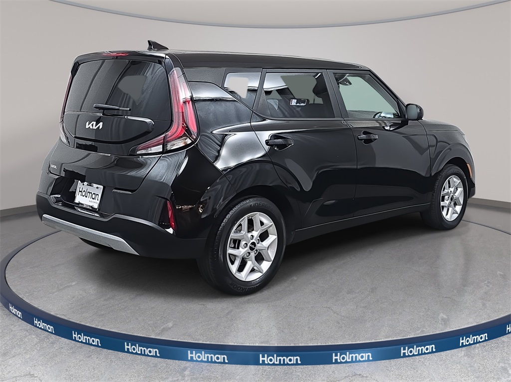 2024 Kia Soul LX photo 2