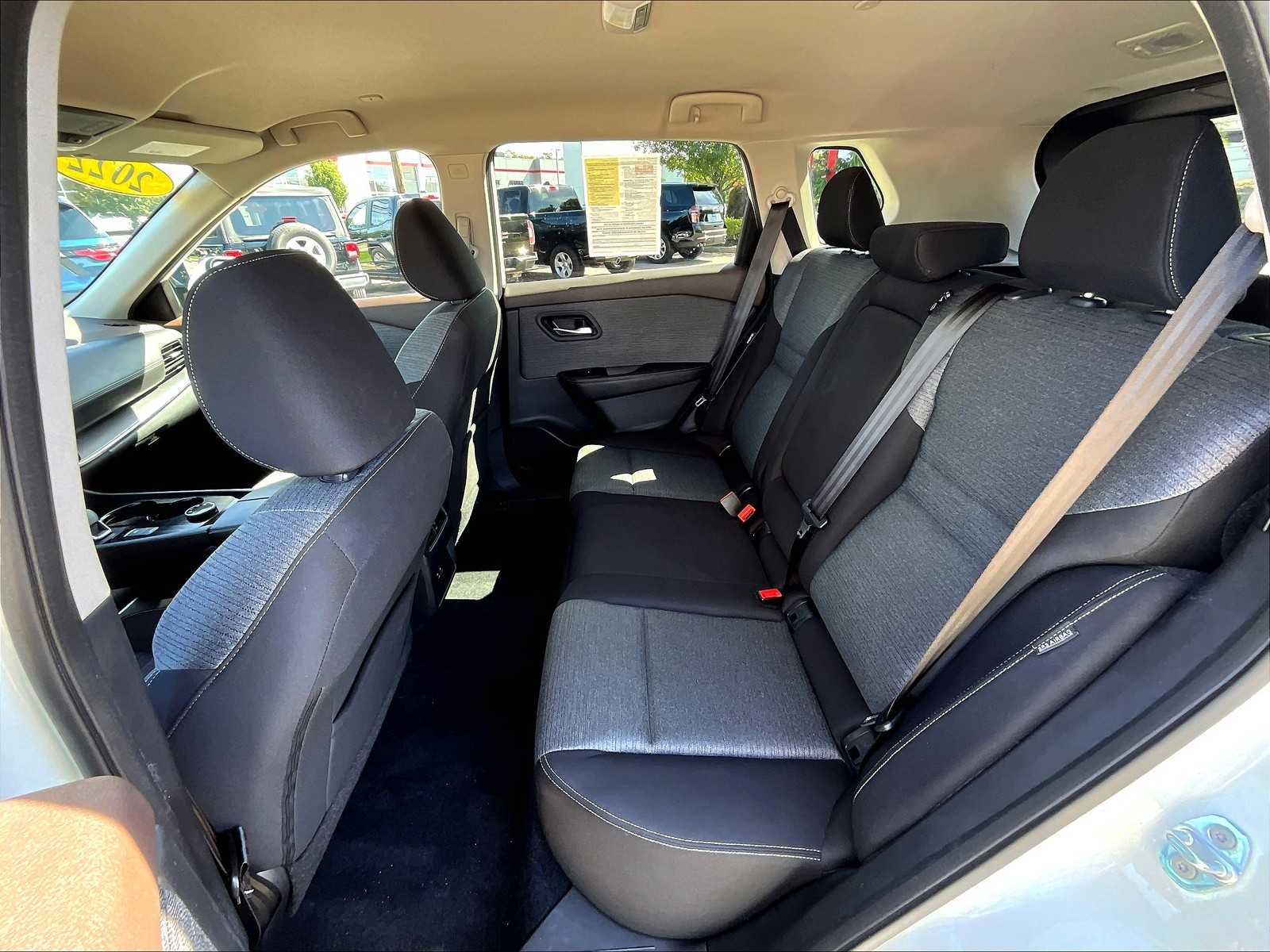 2022 Nissan Rogue SV photo 14
