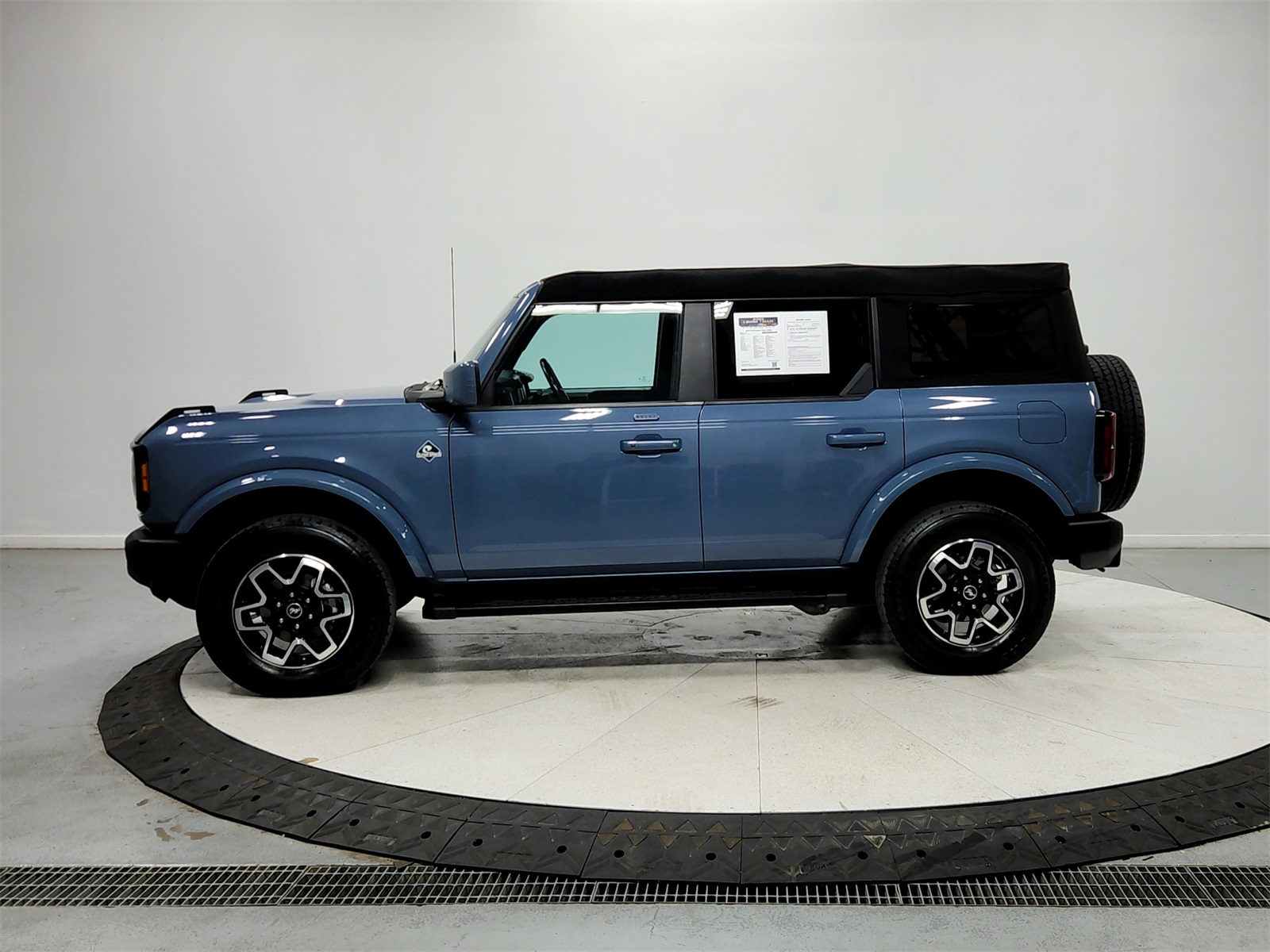 2023 Ford Bronco Outer Banks photo 2