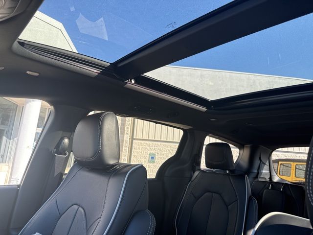 2026 Chrysler Pacifica Limited photo 4