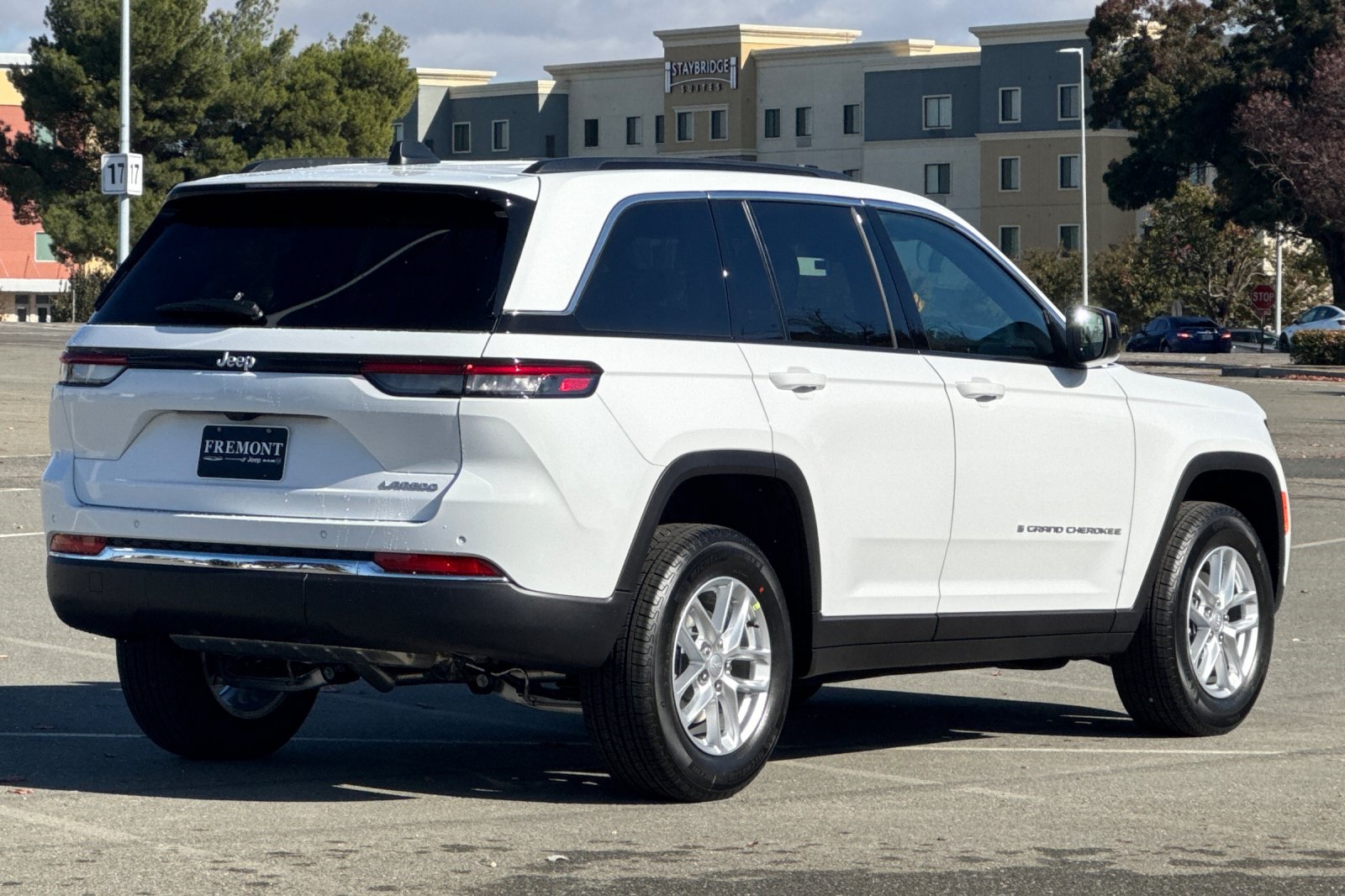 2025 Jeep Grand Cherokee Laredo photo 3