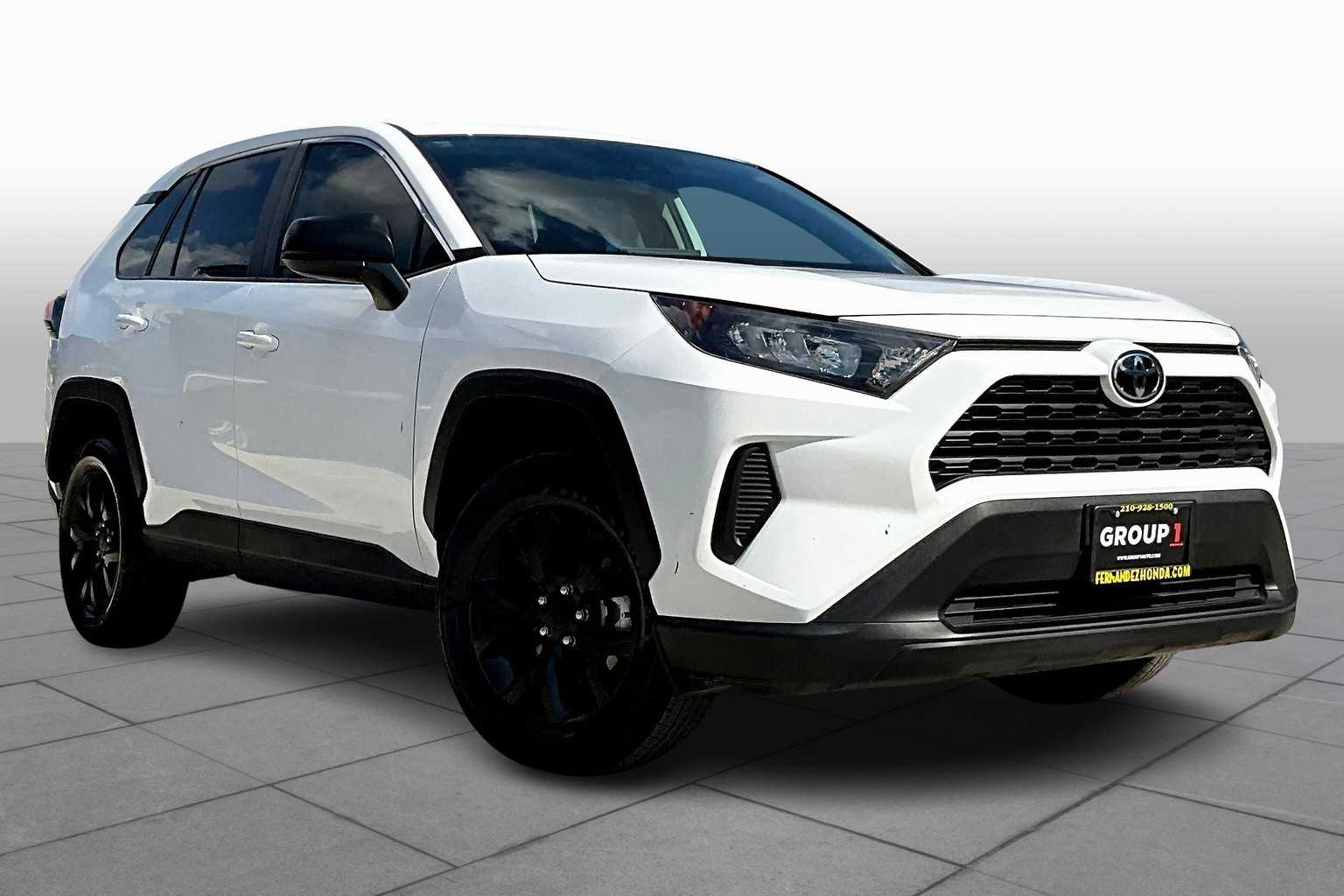 2022 Toyota RAV4 LE photo 2
