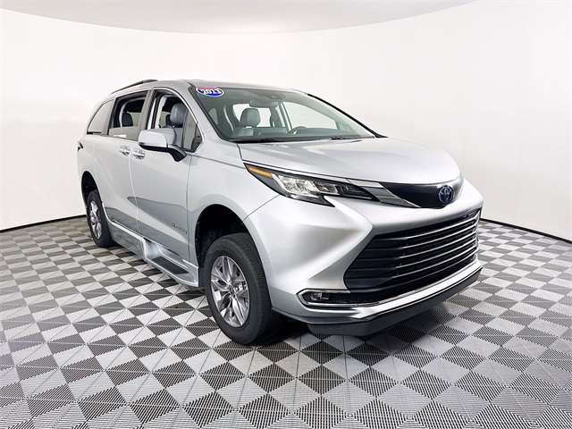 2023 Toyota Sienna XLE's photo
