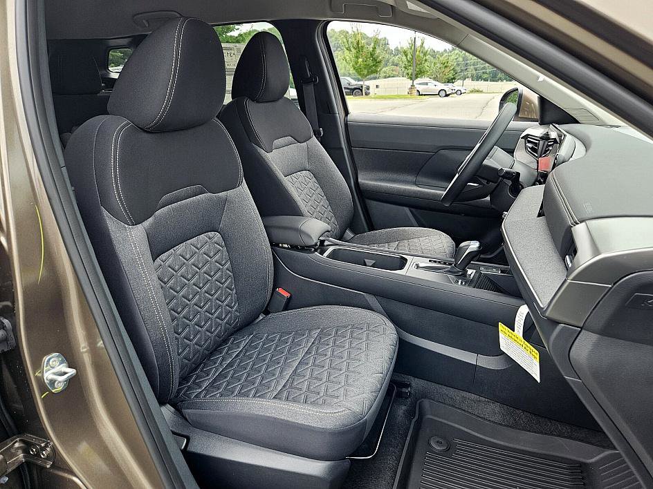 2025 Nissan Kicks SV photo 12