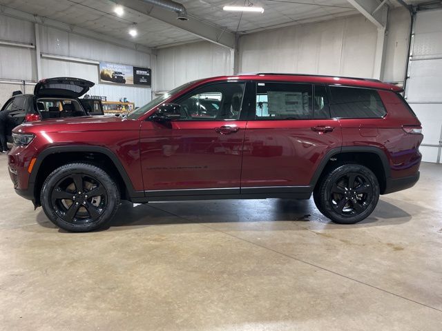 2025 Jeep Grand Cherokee Limited photo 3