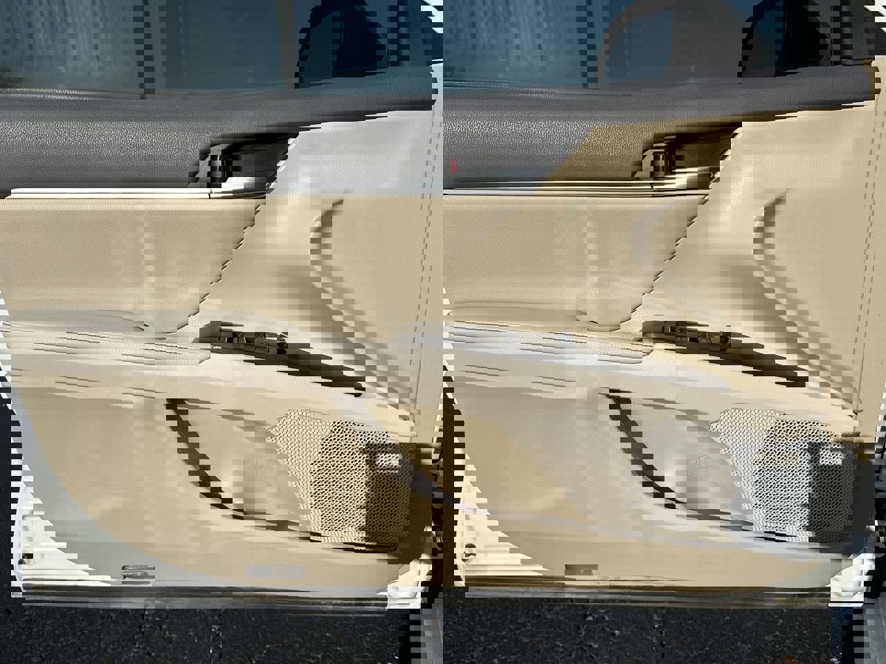 2022 Toyota Camry Hybrid XLE photo 22