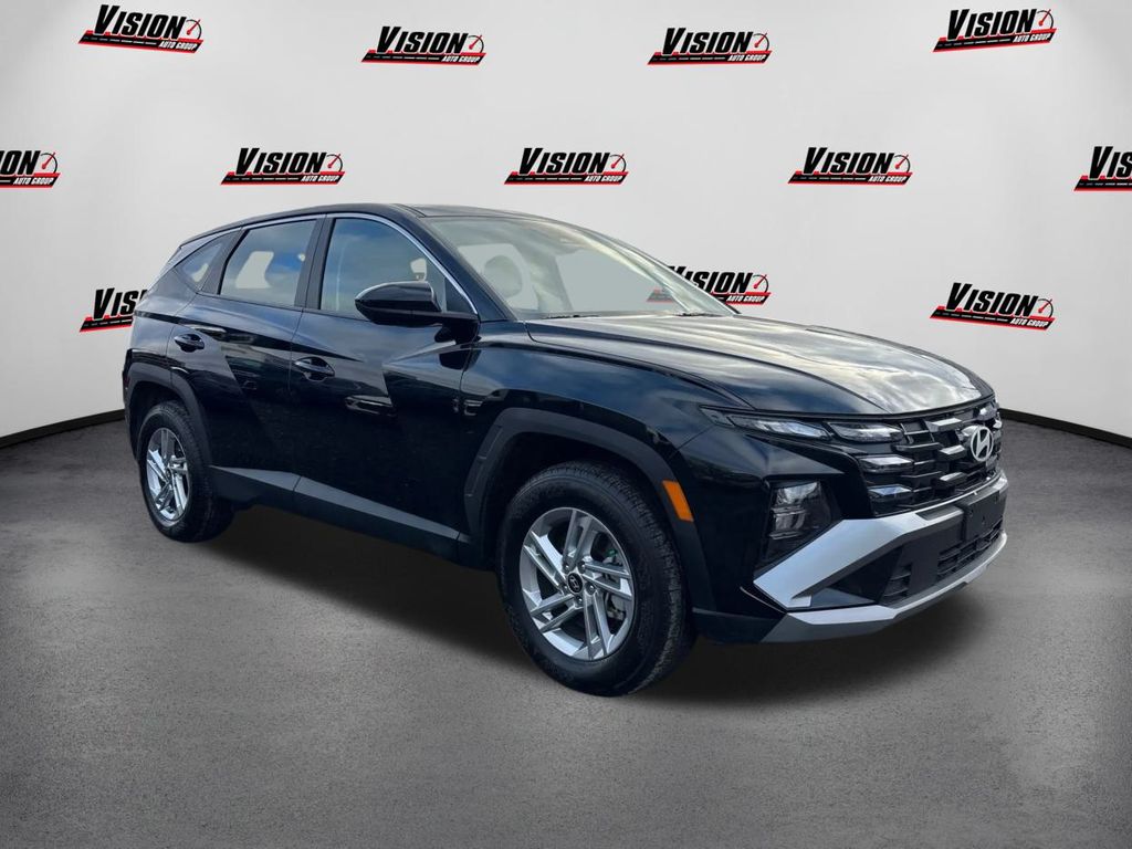 2025 Hyundai Tucson SE photo 3