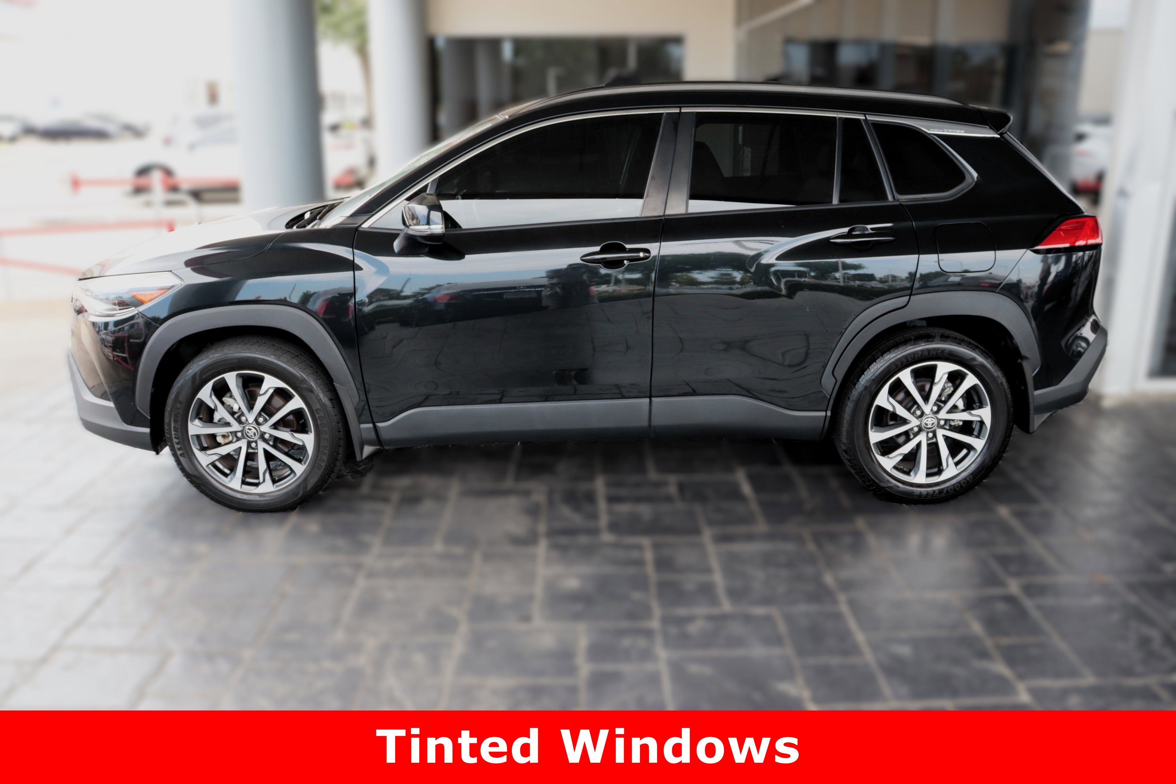2022 Toyota Corolla Cross XLE photo 2
