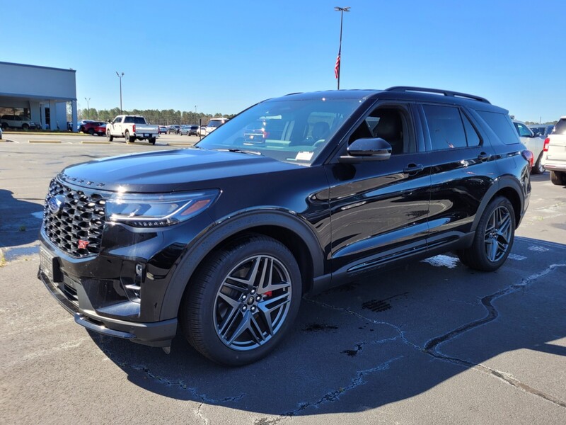 2025 Ford Explorer ST photo 3