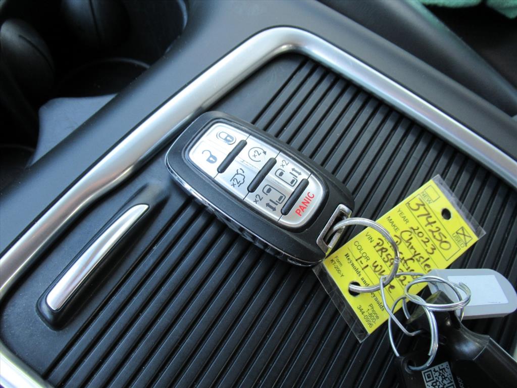 2023 Chrysler Pacifica Touring L photo 30