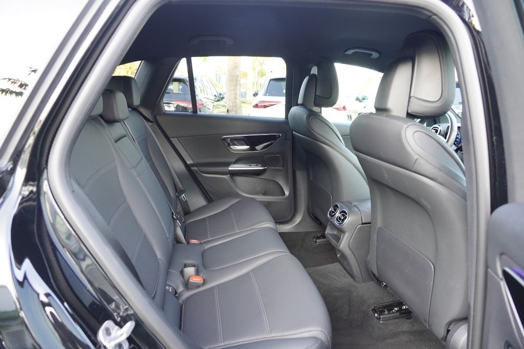 2025 Mercedes Benz GLC 300 photo 12
