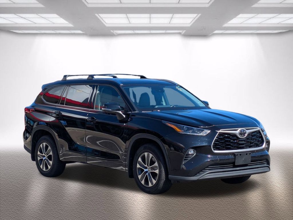 2021 Toyota Highlander XLE's photo