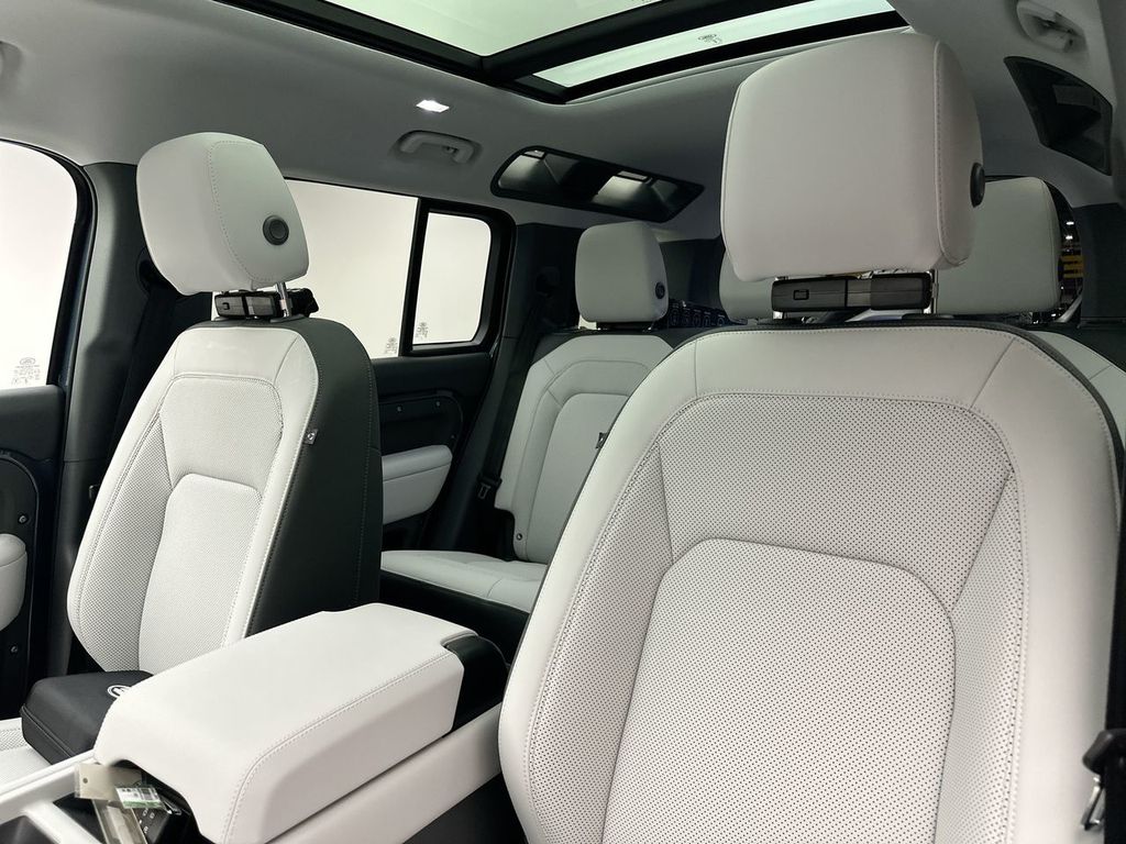 2025 Land Rover Defender 110 S photo 8