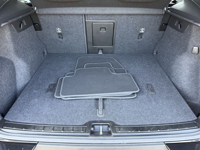 2025 Volvo XC40 Plus photo 19