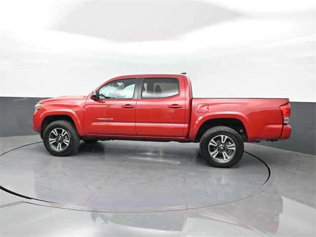 2018 Toyota Tacoma TRD Sport photo 2