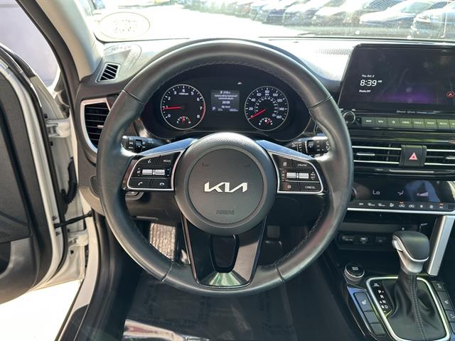 2023 Kia Seltos EX photo 17
