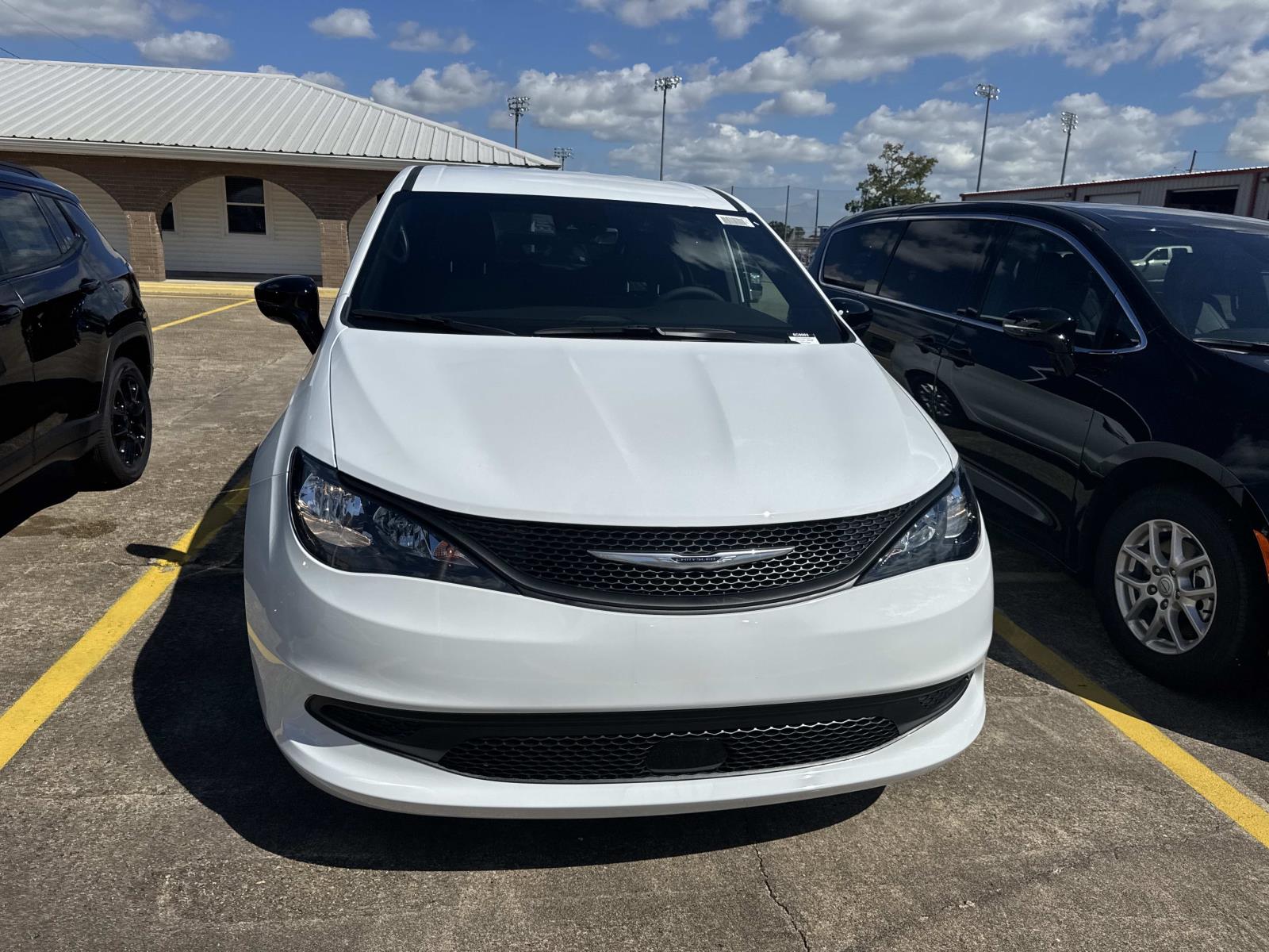 2026 Chrysler Voyager L photo 2