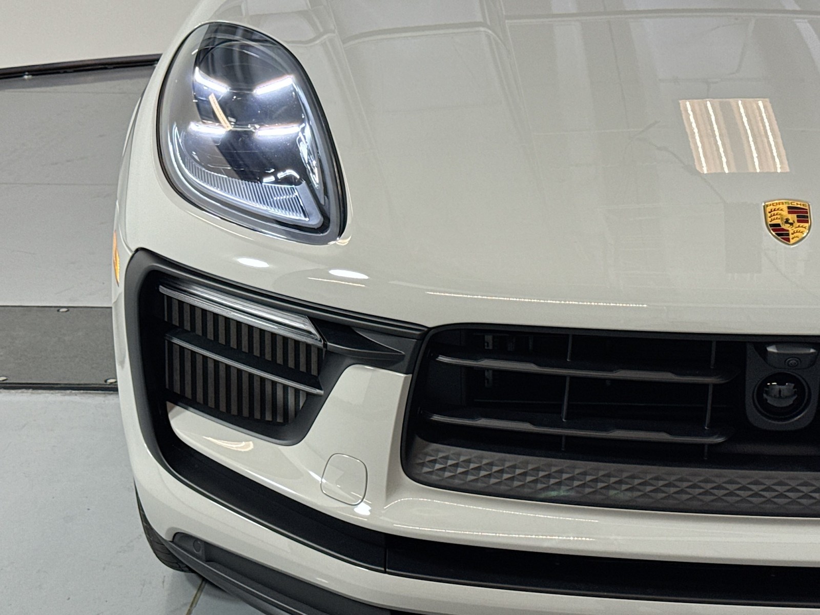 2025 Porsche Macan S photo 20