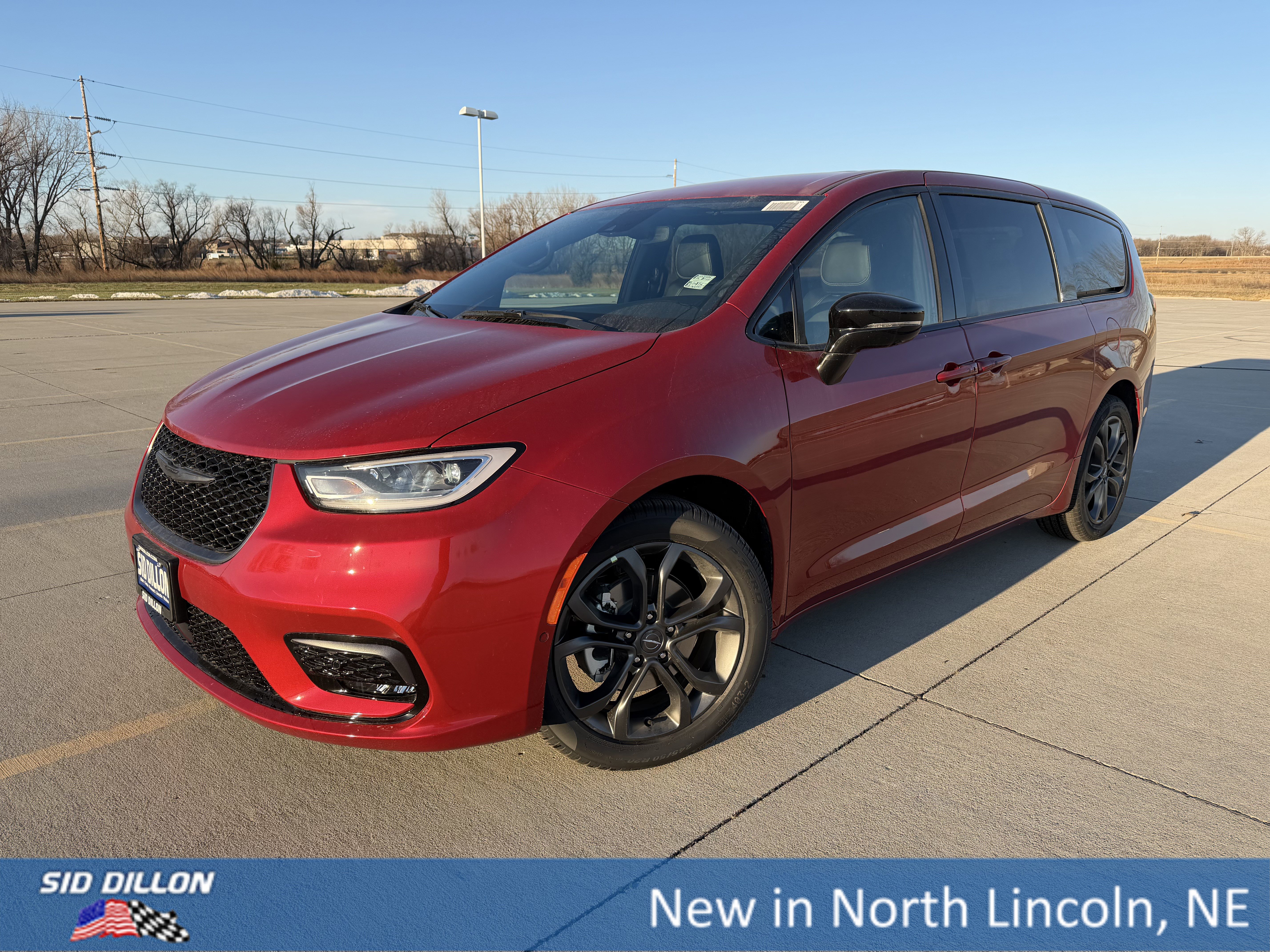 2026 Chrysler Pacifica Select's photo