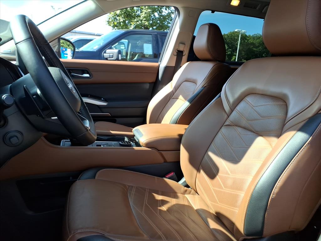 2023 Nissan Pathfinder Platinum photo 15