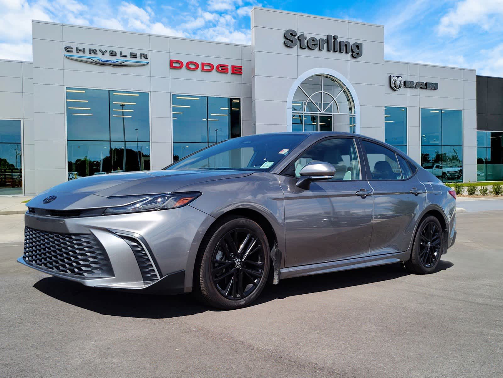 2025 Toyota Camry SE's photo