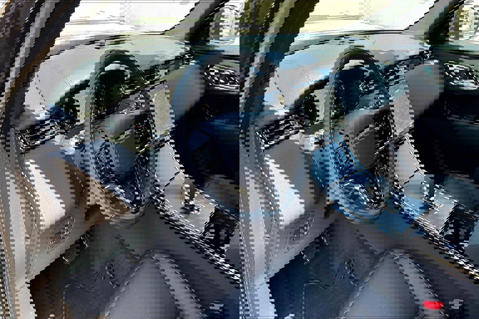 2026 Land Rover Range Rover Velar P250 Dynamic SE photo 4