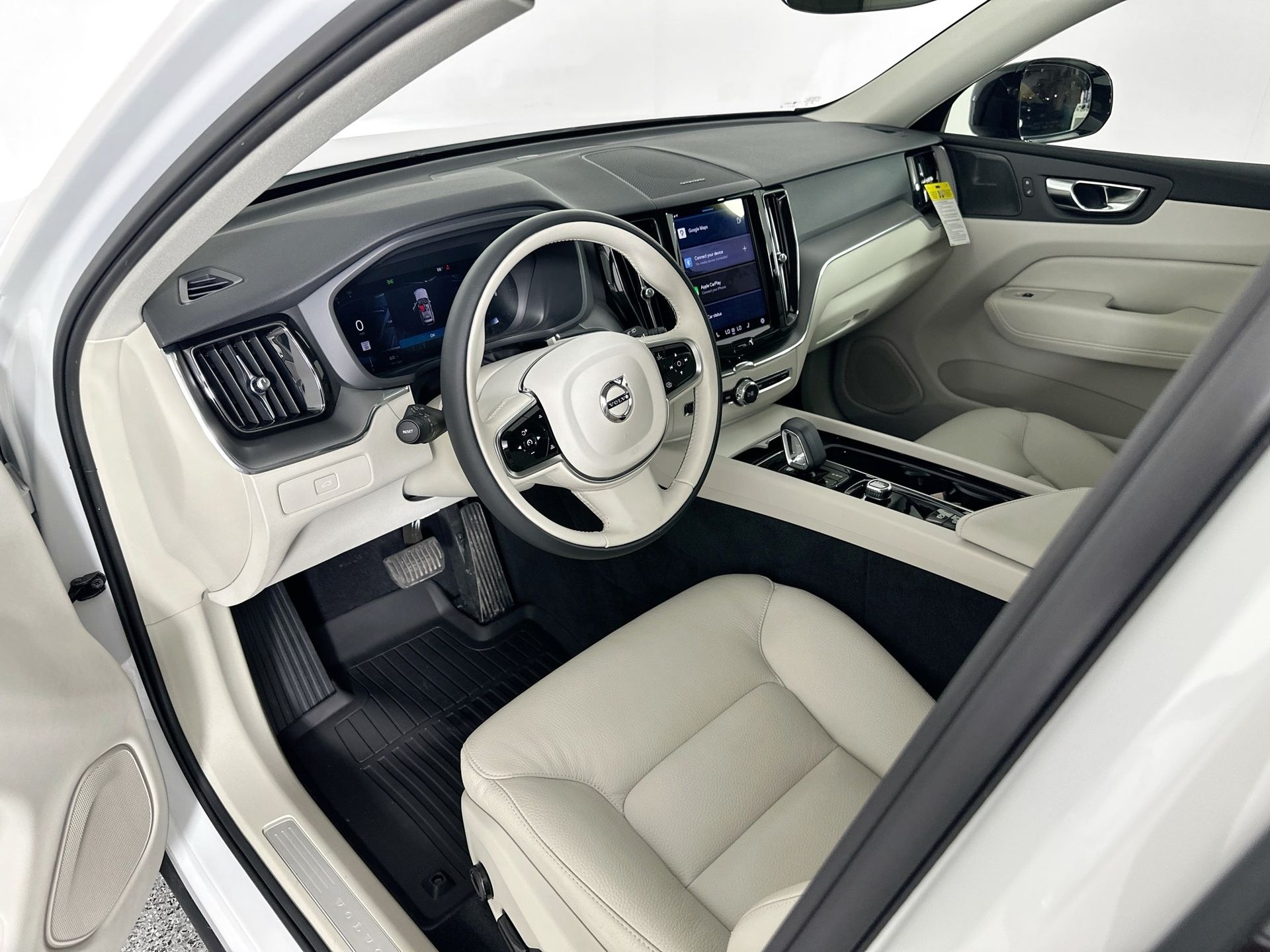 2025 Volvo XC60 B5 Plus photo 8
