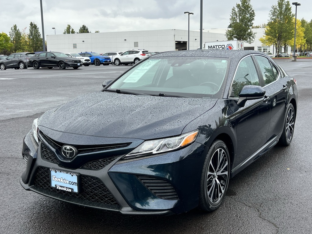 2020 Toyota Camry SE photo 3