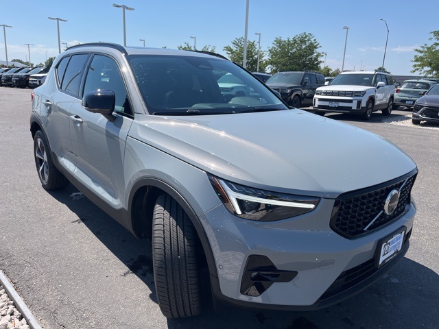 2026 Volvo XC40 Plus photo 7
