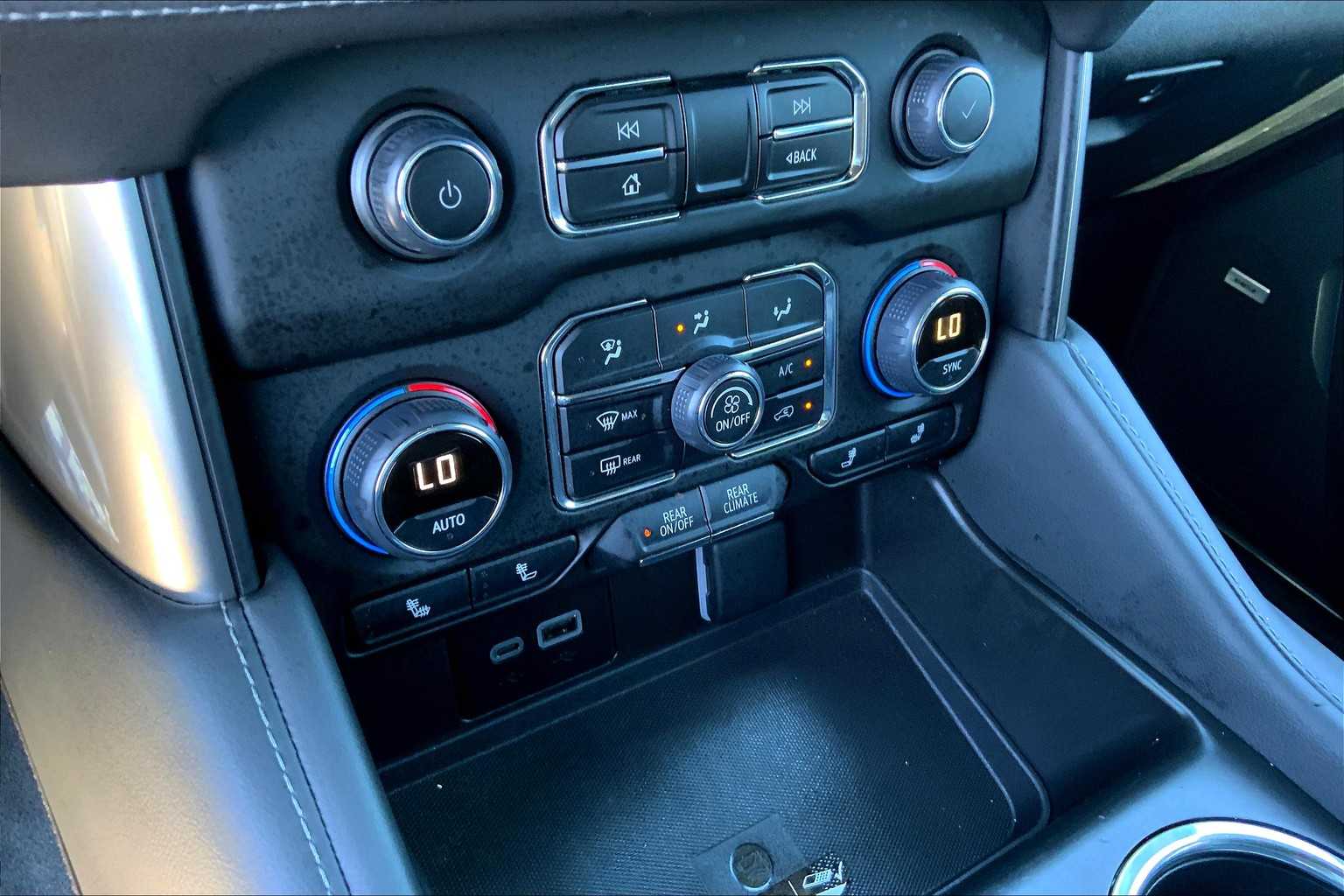 2024 Chevrolet Suburban LT photo 31