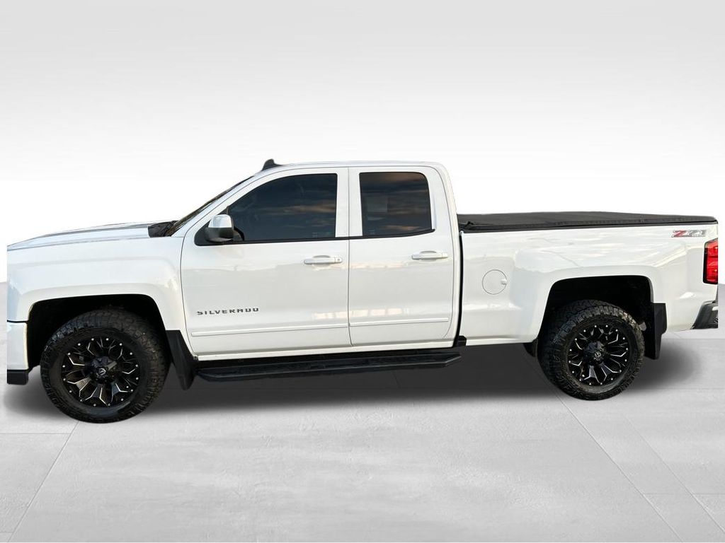 2017 Chevrolet Silverado 1500 LT photo 2