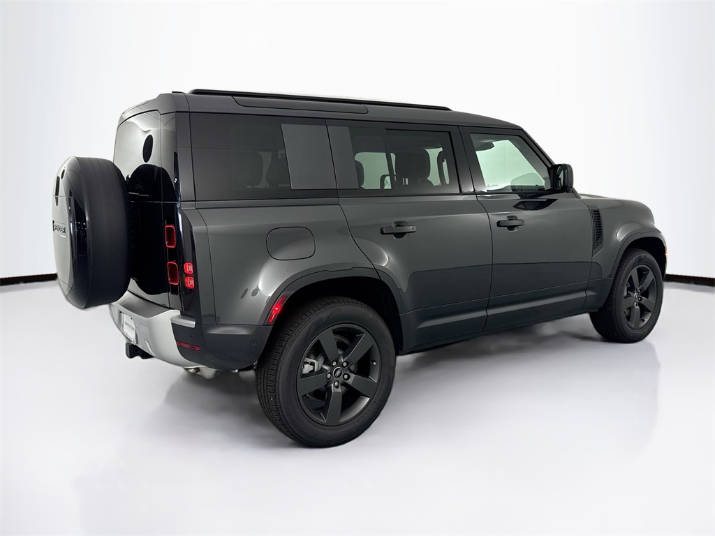 2025 Land Rover Defender 110 S photo 3