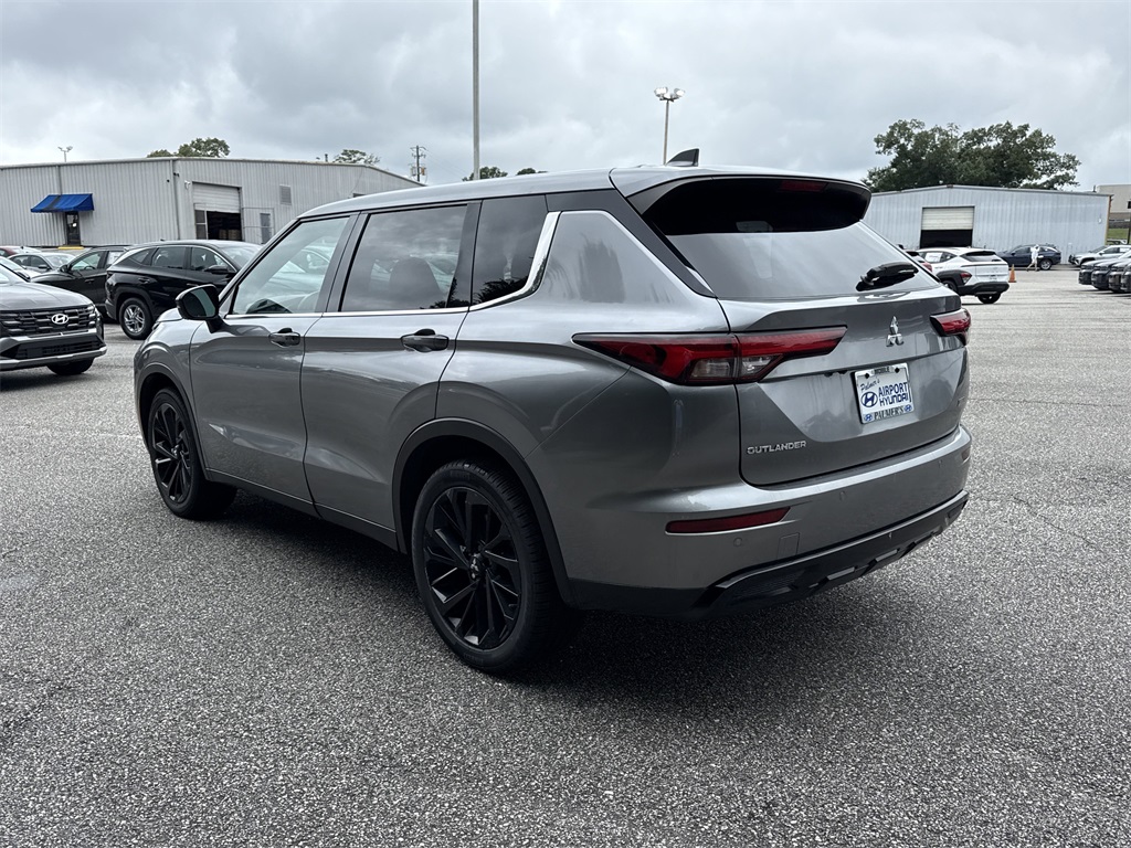 2023 Mitsubishi Outlander SEL photo 3