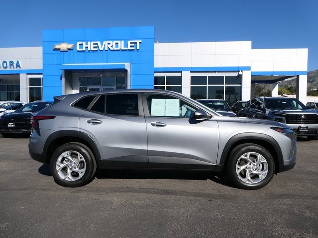 2024 Chevrolet Trax LS photo 2