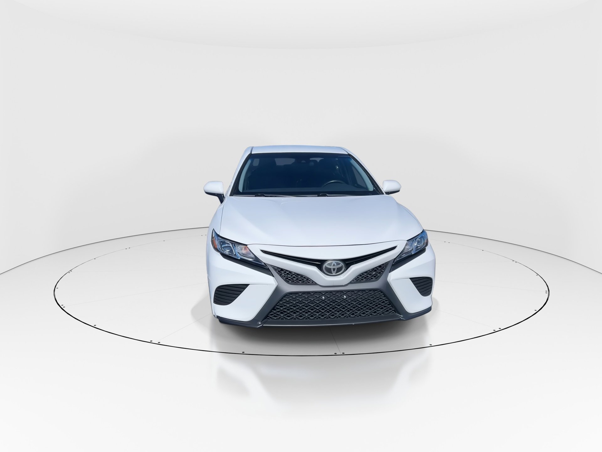 2018 Toyota Camry SE XLE photo 3