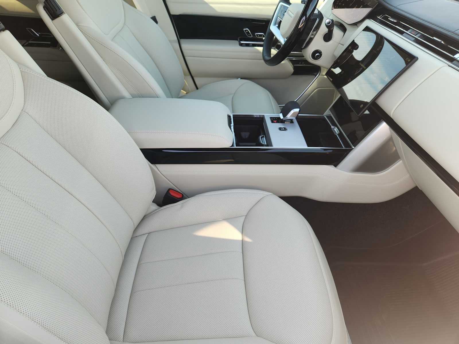 2025 Land Rover Range Rover SE photo 11