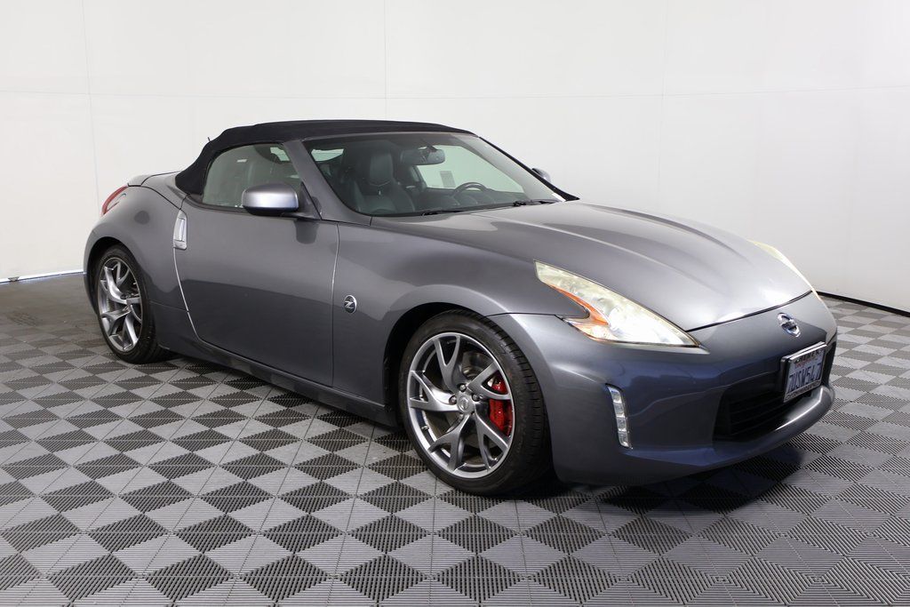 2013 Nissan 370Z Touring photo 2