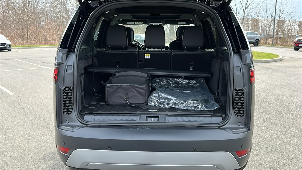 2025 Land Rover Discovery S photo 29